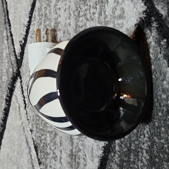 SCENTSY ZEBRA PRINT MINI PLUG-IN WALL WAX WARMER NIGHT LIGHT - Picture 2 of 9